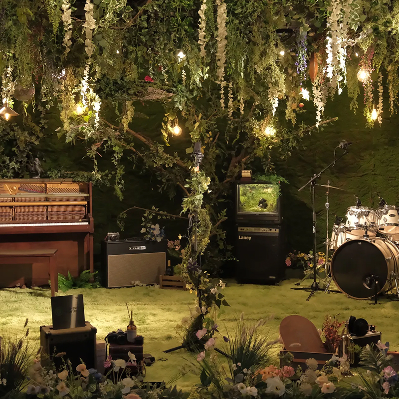 마이크 앞에서 피아노를 연주하는 뮤지션의 손