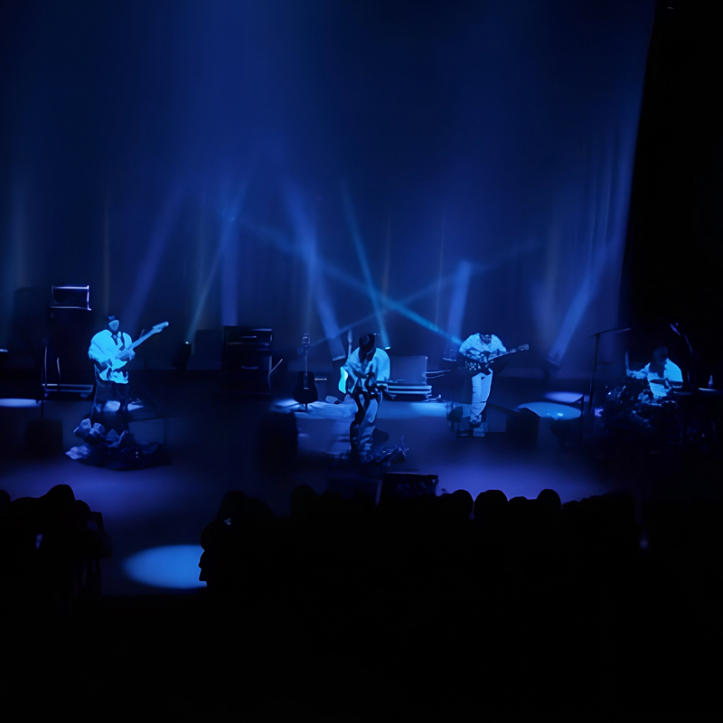 튜디오에서 마이크 앞에 선 여성 아티스트